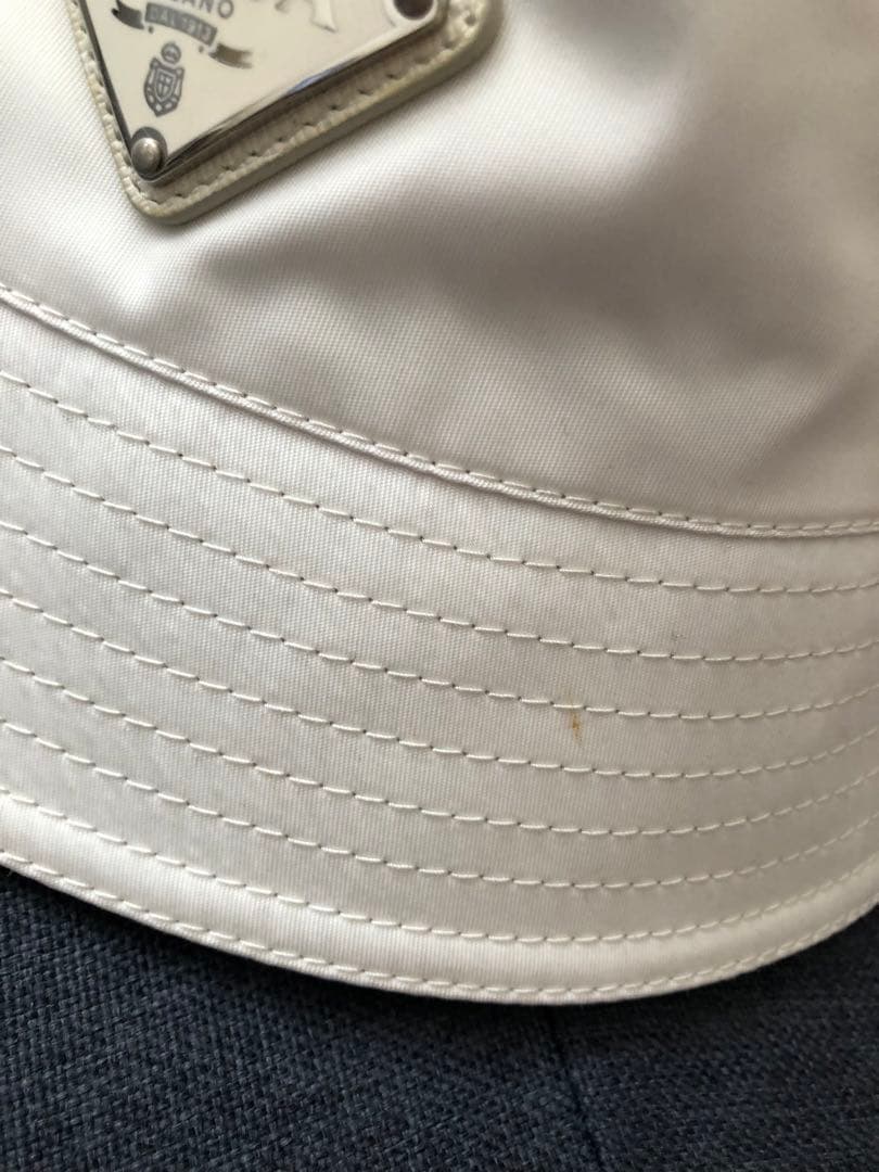 PRADA バケットハット ホワイト 白 トライアングルロゴ プレート