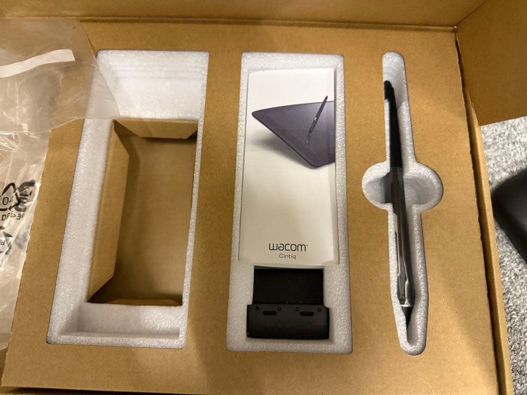 Wacom Cintiq 22 FHD DTK2260 (※ペン未使用)