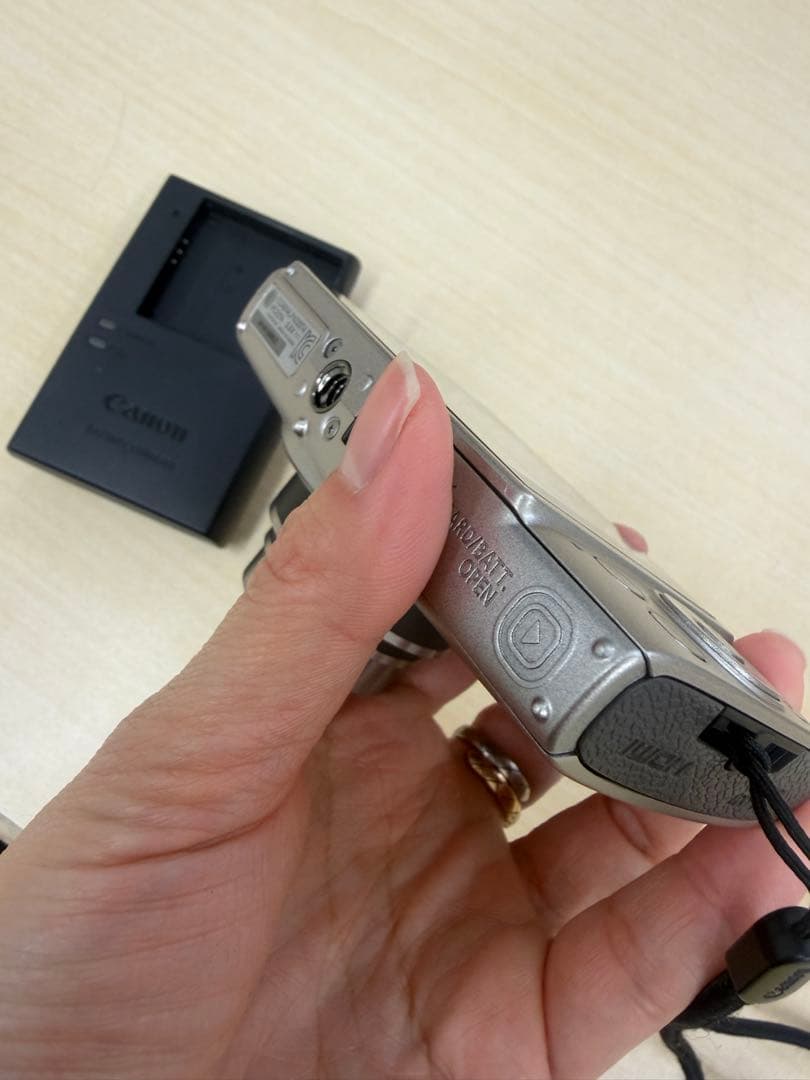 Canon IXY 650 デジタルカメラ 本体と充電器