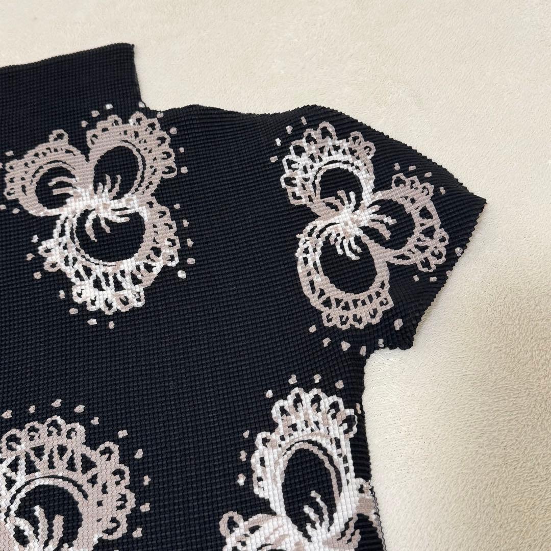 極美品✨ISSEY MIYAKE me プリーツ　黒色　半袖　トップス　柄入り