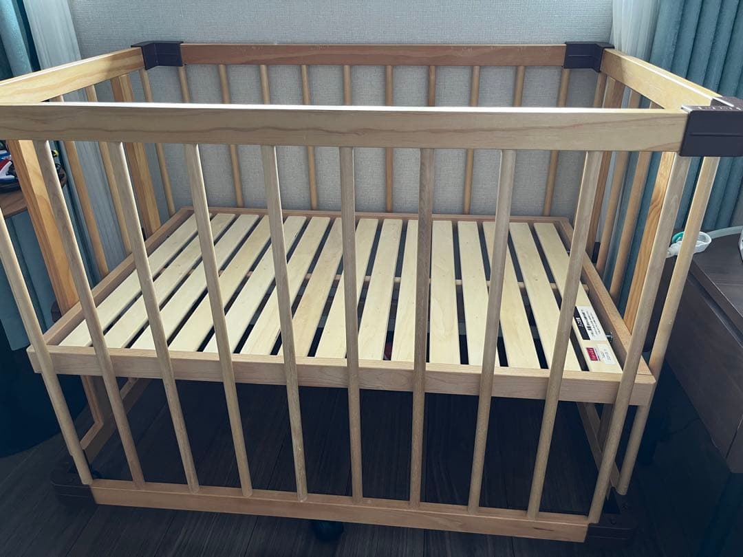 Farska木製ベビーベッド 移動可能キャスター付き