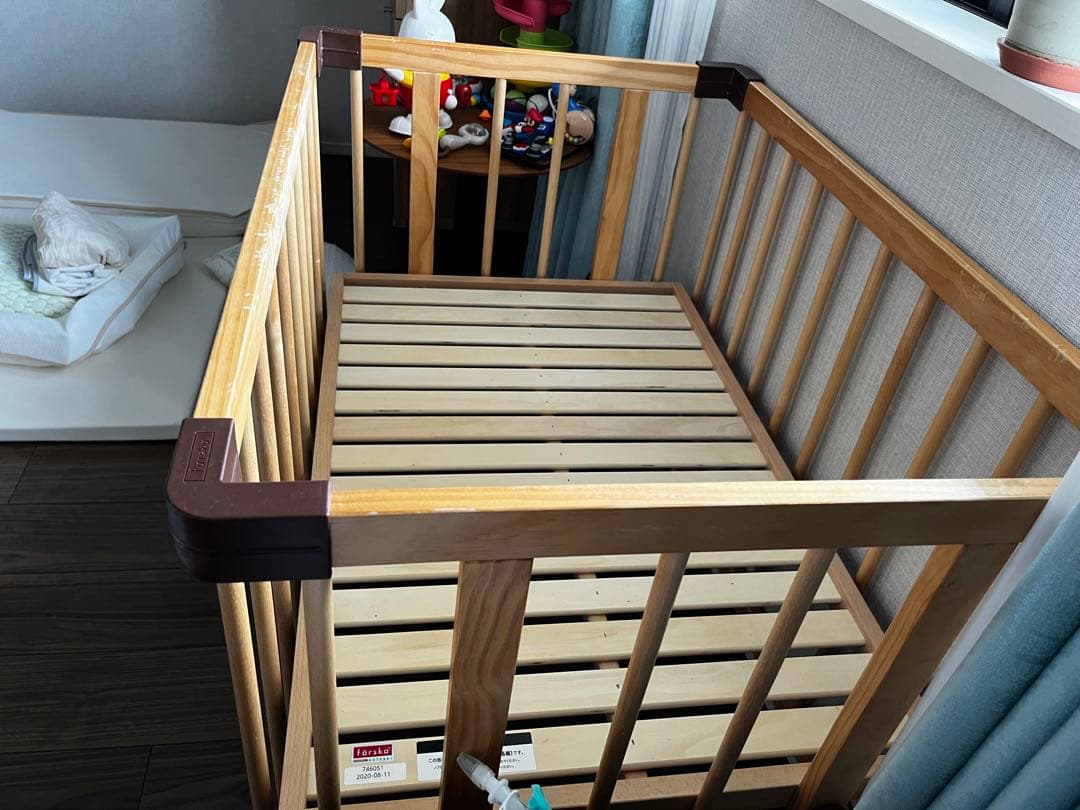 Farska木製ベビーベッド 移動可能キャスター付き