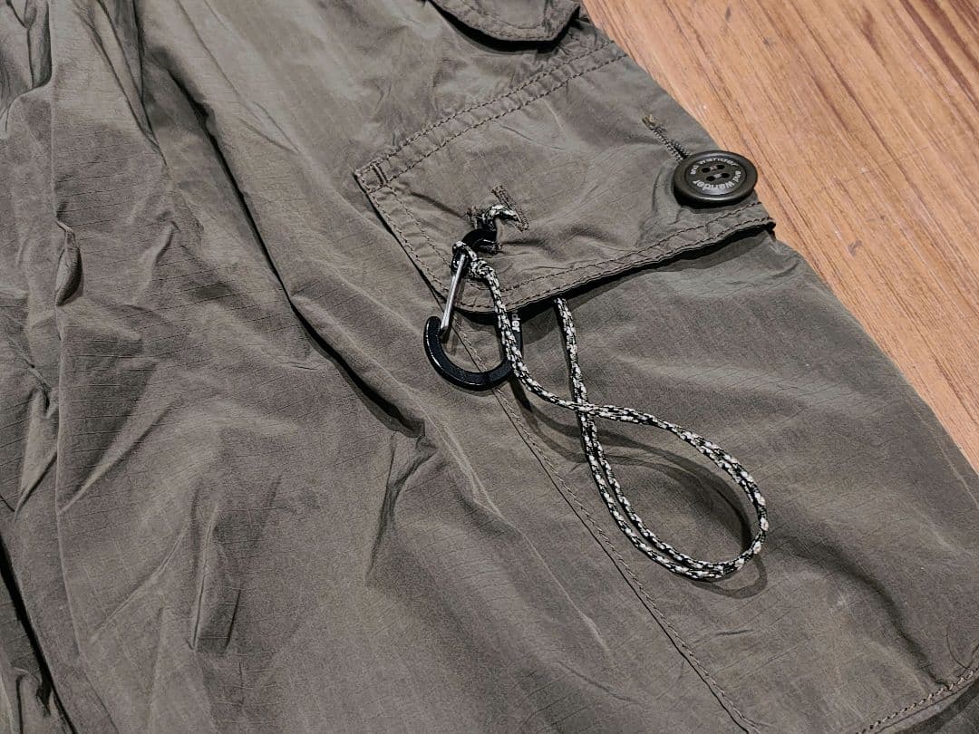 アンドワンダー オーバーサイズドカーゴパンツ カーキ WS