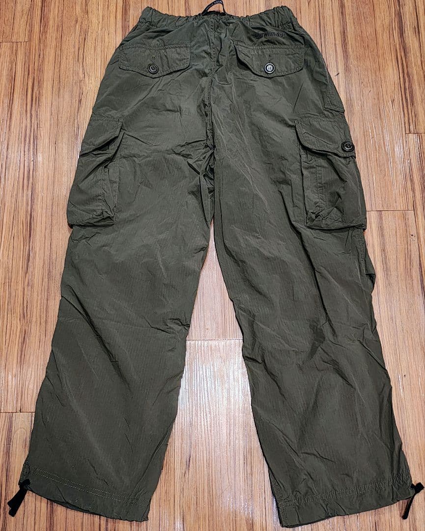 アンドワンダー オーバーサイズドカーゴパンツ カーキ WS