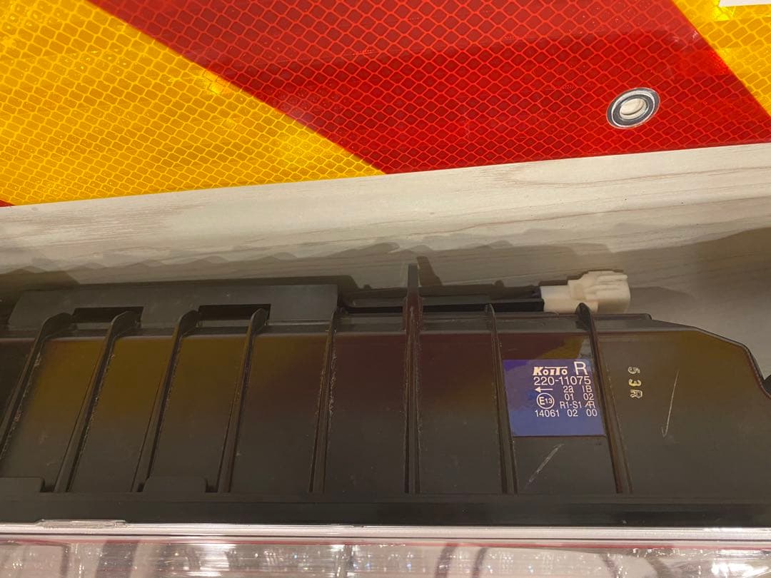 中古 小糸 KOITO 3連LEDテールランプ