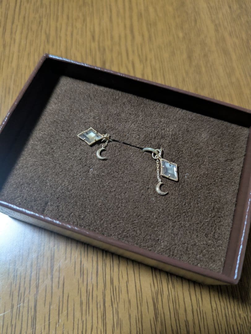 [未使用．美品] agete（ひし形のチャームのみ）箱1付き＋ショッパー付き