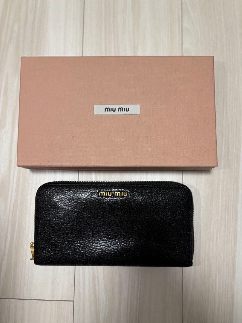 MIU MIU ブラックレザー 長財布 箱付き