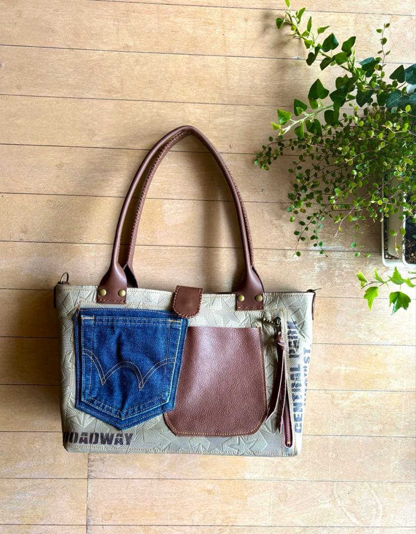 牛革薄カーキ星型押しの遊び心モリモリたっぷりトートバッグ