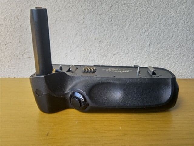 ペンタックスMZ-SバッテリーグリップBG-10とワイヤレスレリーズ付ストラップ