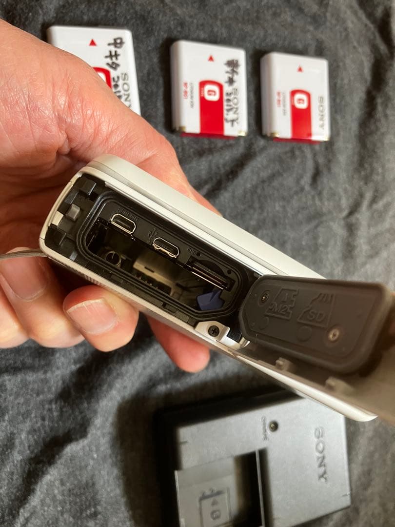 防水強靭SONY デジタルHDビデオカメラ HDR-GW77V 電池3個と充電器