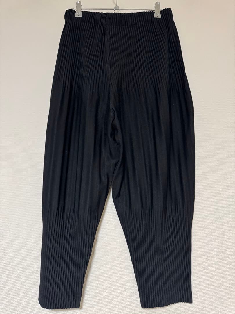 HOMME PLISSÉ ISSEY MIYAKE 黒 テーパードプリーツパンツ