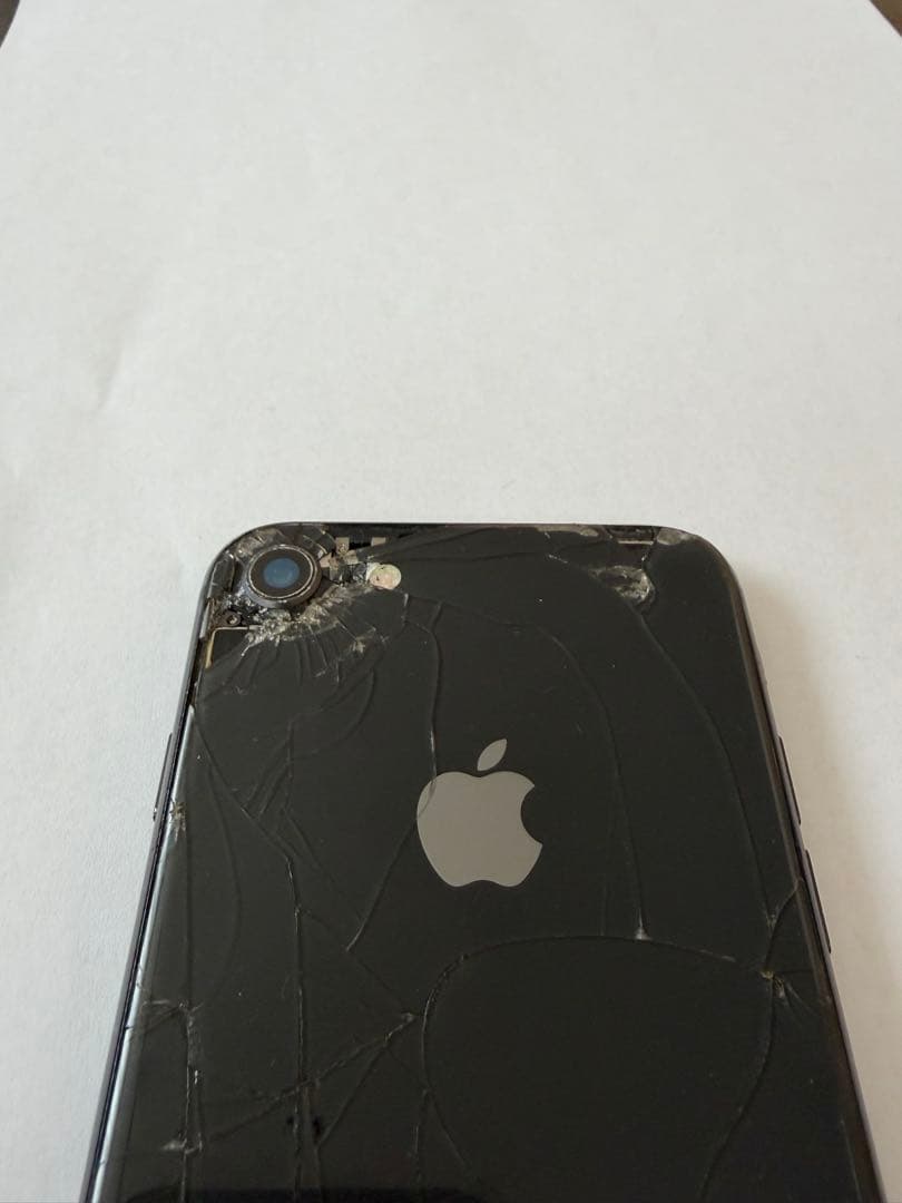 iPhone8 ブラック 背面ひび割れ