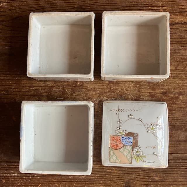 江戸時代 骨董 アンティーク 三段重 縁起物 亀 お重 重箱 染付 金彩 伊万里