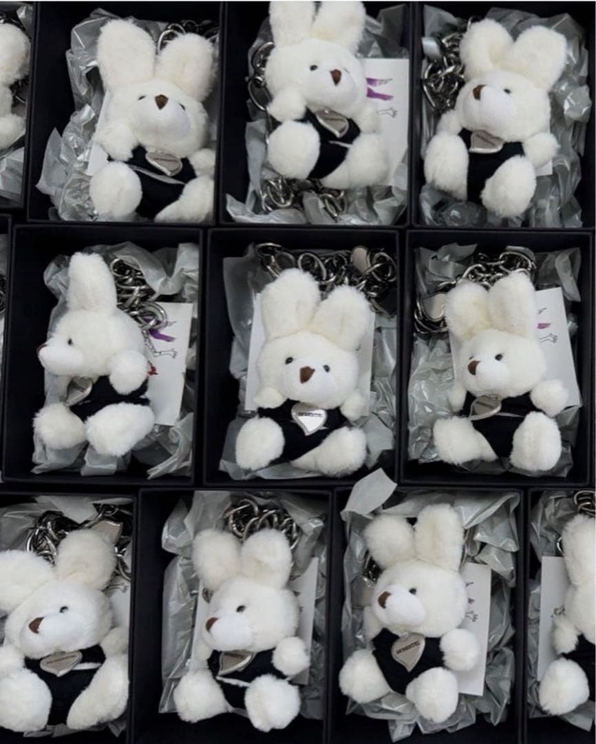 her praha momentel white rabbit ネックレス