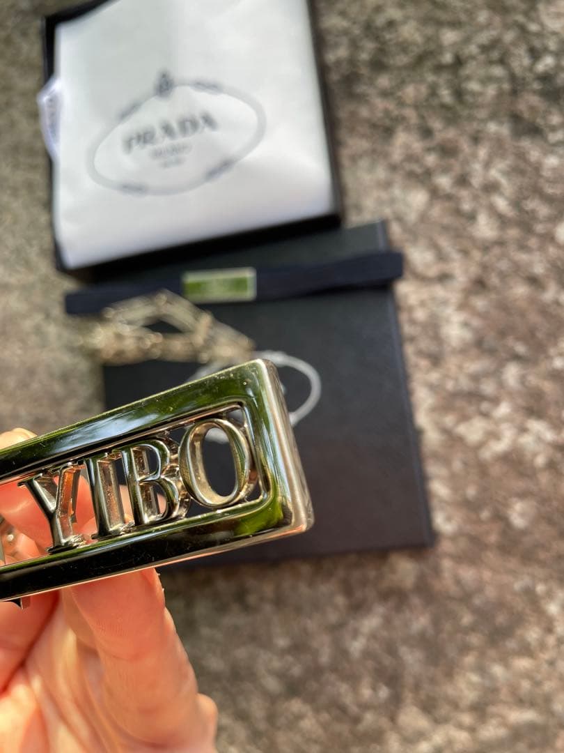 プラダ マイキャラクター メタル キーホルダー 王一博 ブラック シルバー