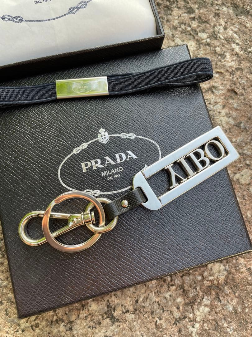 プラダ マイキャラクター メタル キーホルダー 王一博 ブラック シルバー