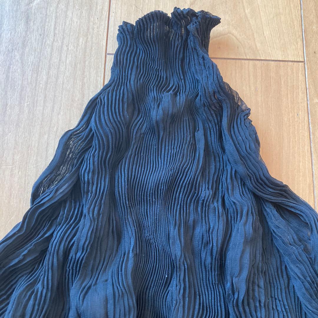 ISSEY MIYAKE 黒のプリーツ加工長袖トップス