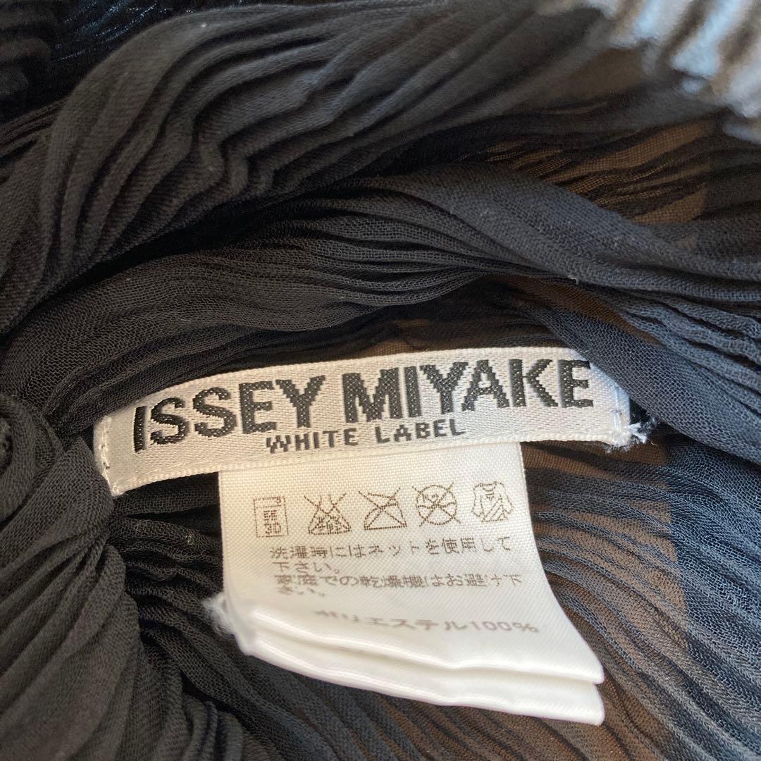 ISSEY MIYAKE 黒のプリーツ加工長袖トップス