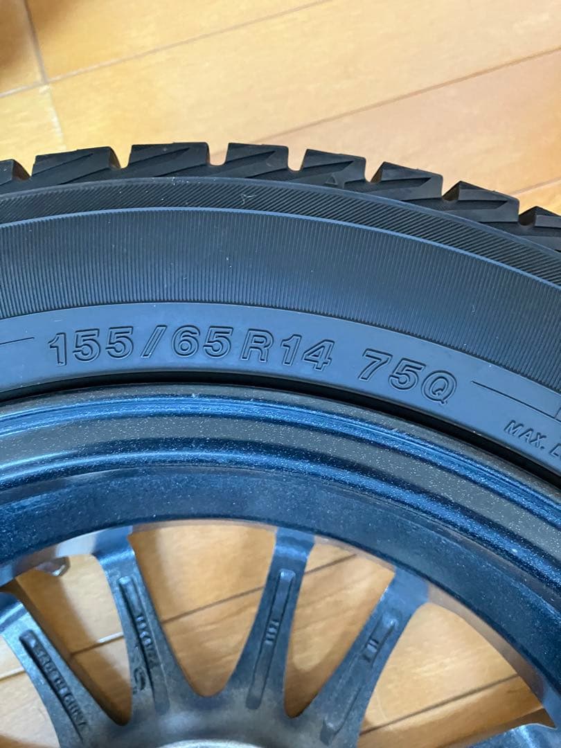 た*き様 2024年式スタッドレスタイヤ、ホイール４本セット　中古　美品