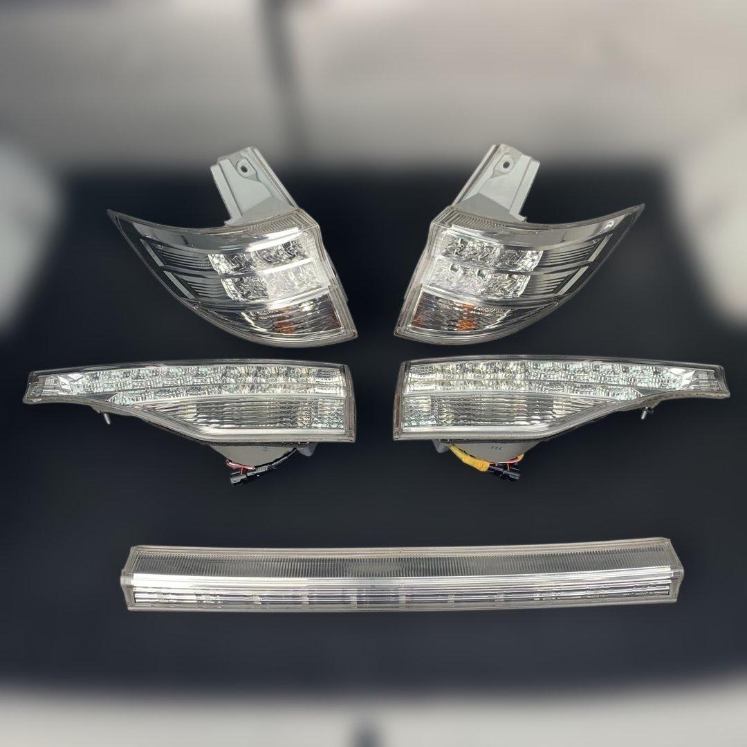 トヨタ　エスティマ　ハイブリッド　AHR20 純正リアテールランプ　中古品