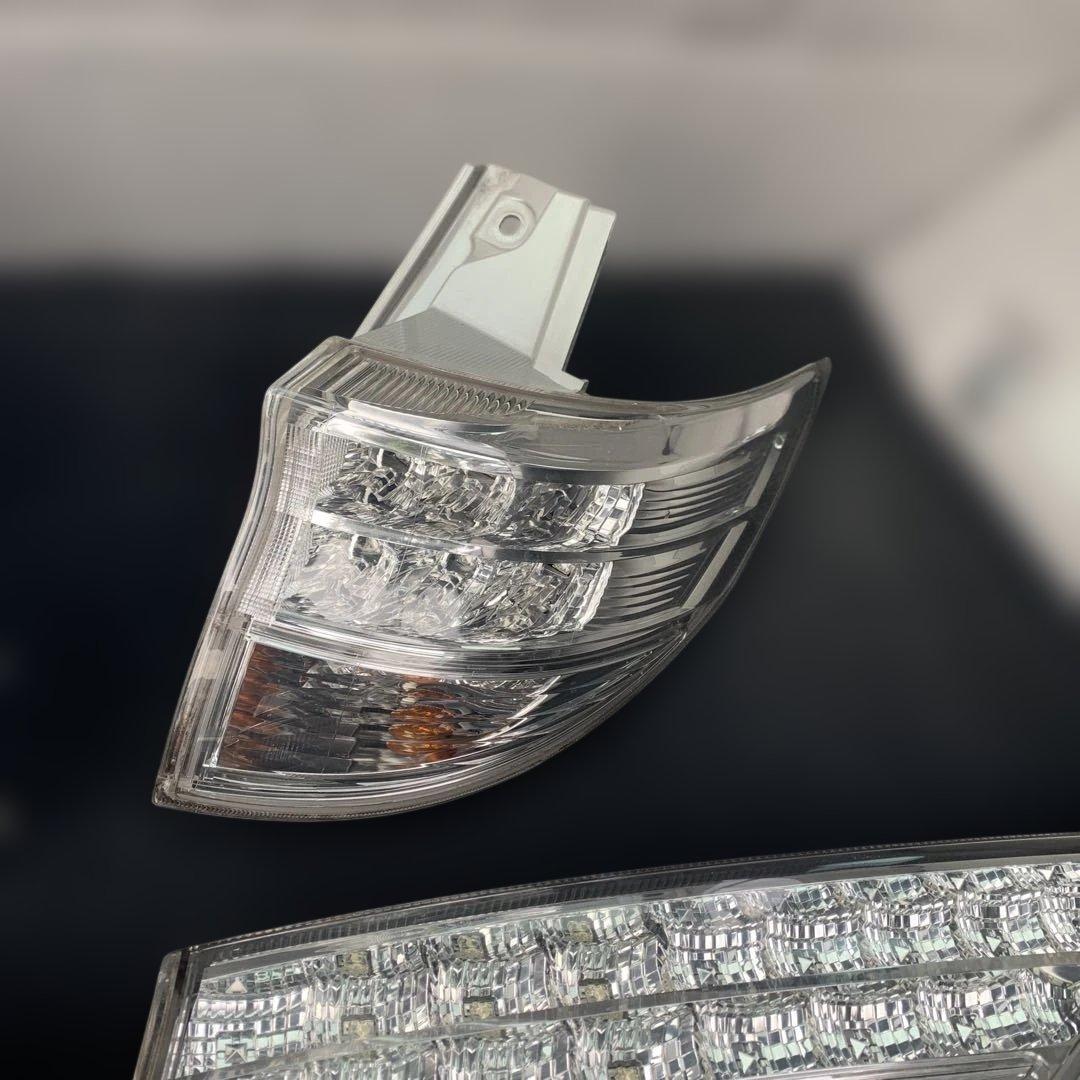 トヨタ　エスティマ　ハイブリッド　AHR20 純正リアテールランプ　中古品