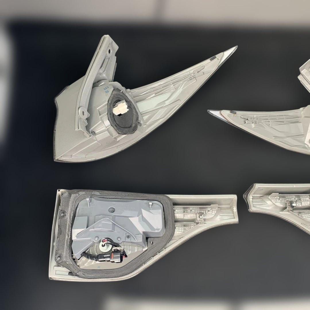 トヨタ　エスティマ　ハイブリッド　AHR20 純正リアテールランプ　中古品