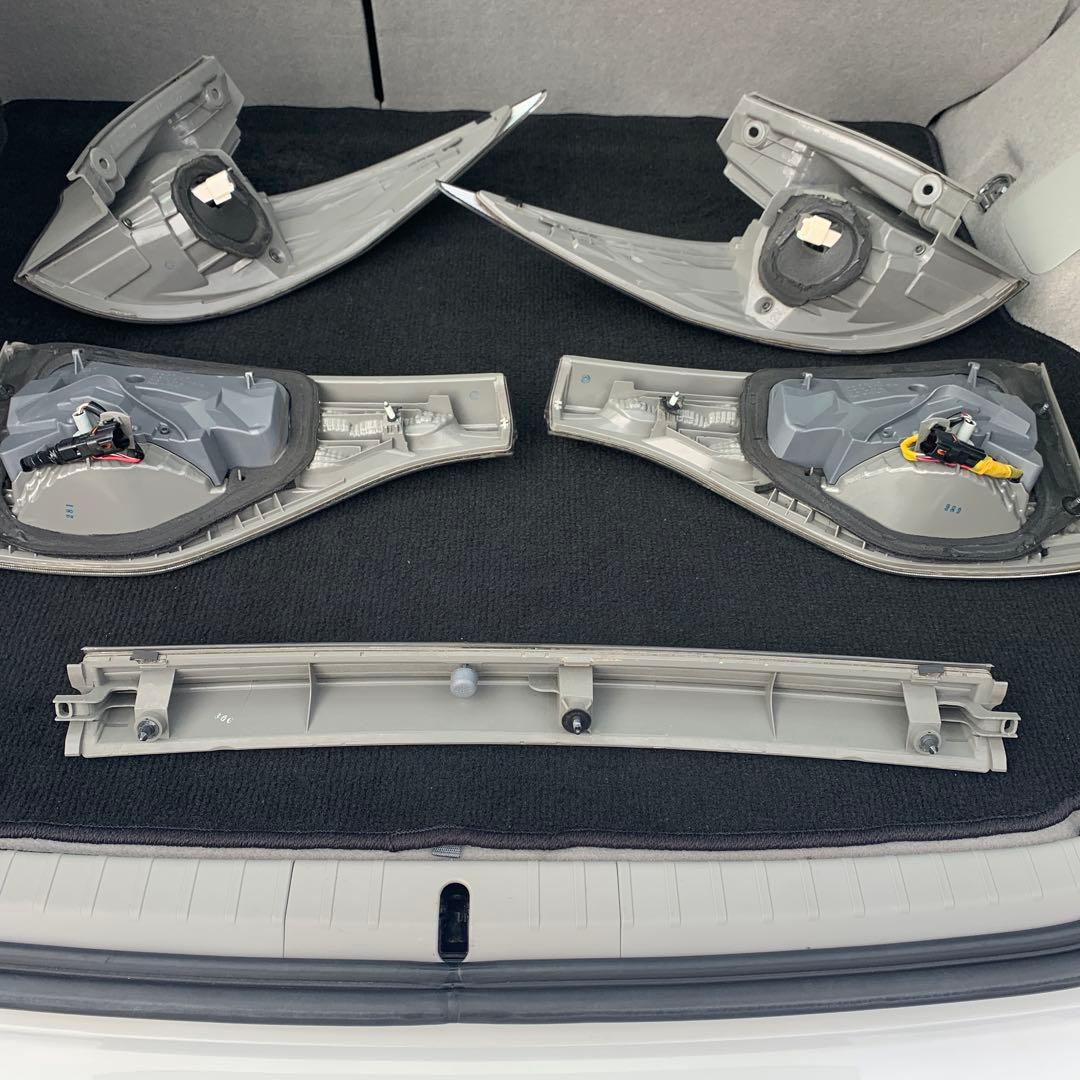 トヨタ　エスティマ　ハイブリッド　AHR20 純正リアテールランプ　中古品