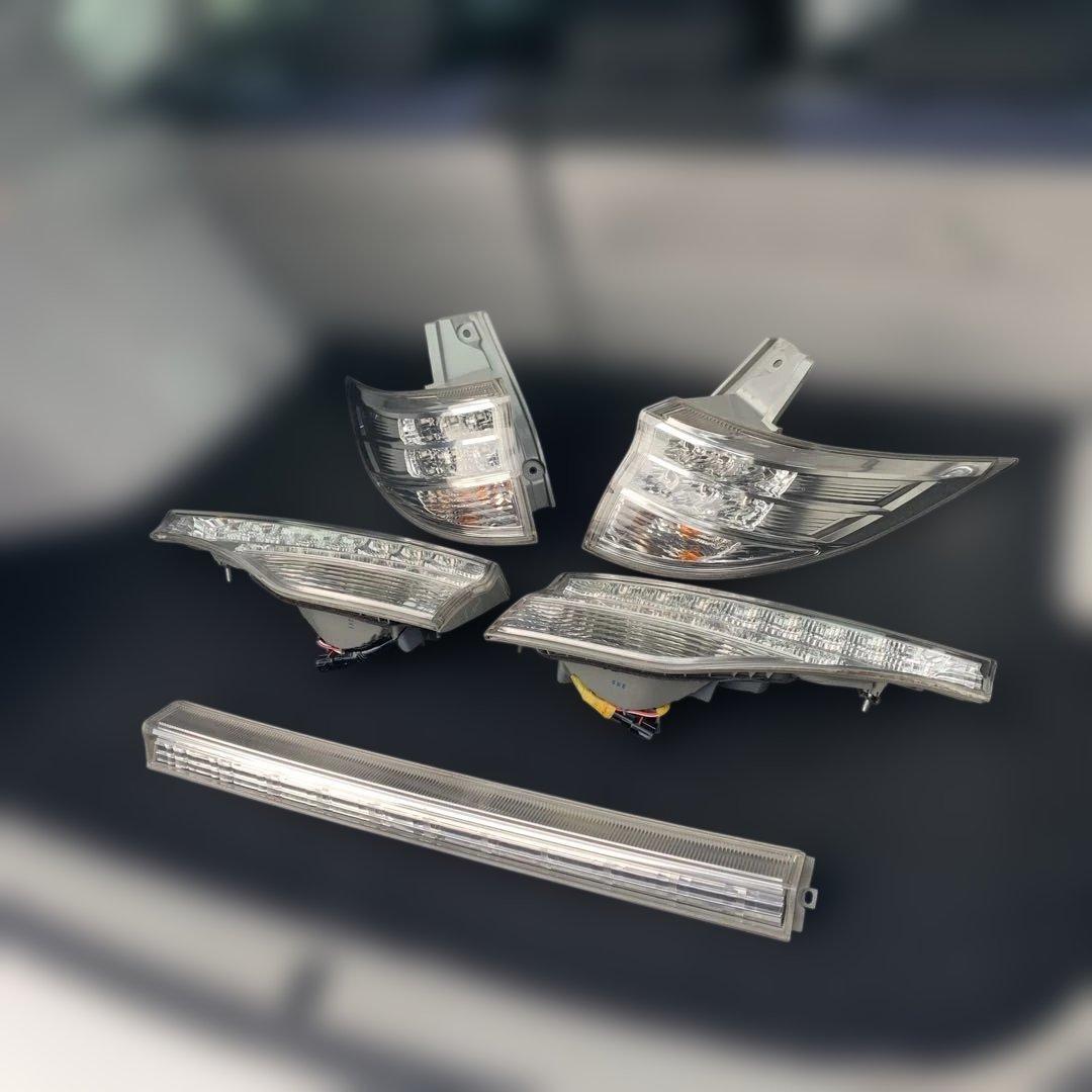 トヨタ　エスティマ　ハイブリッド　AHR20 純正リアテールランプ　中古品