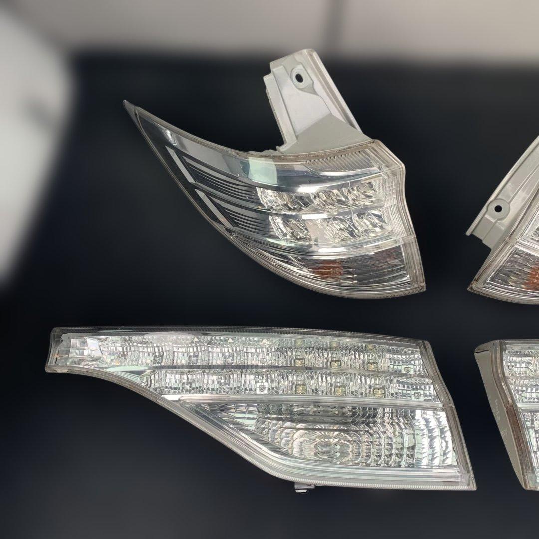 トヨタ　エスティマ　ハイブリッド　AHR20 純正リアテールランプ　中古品