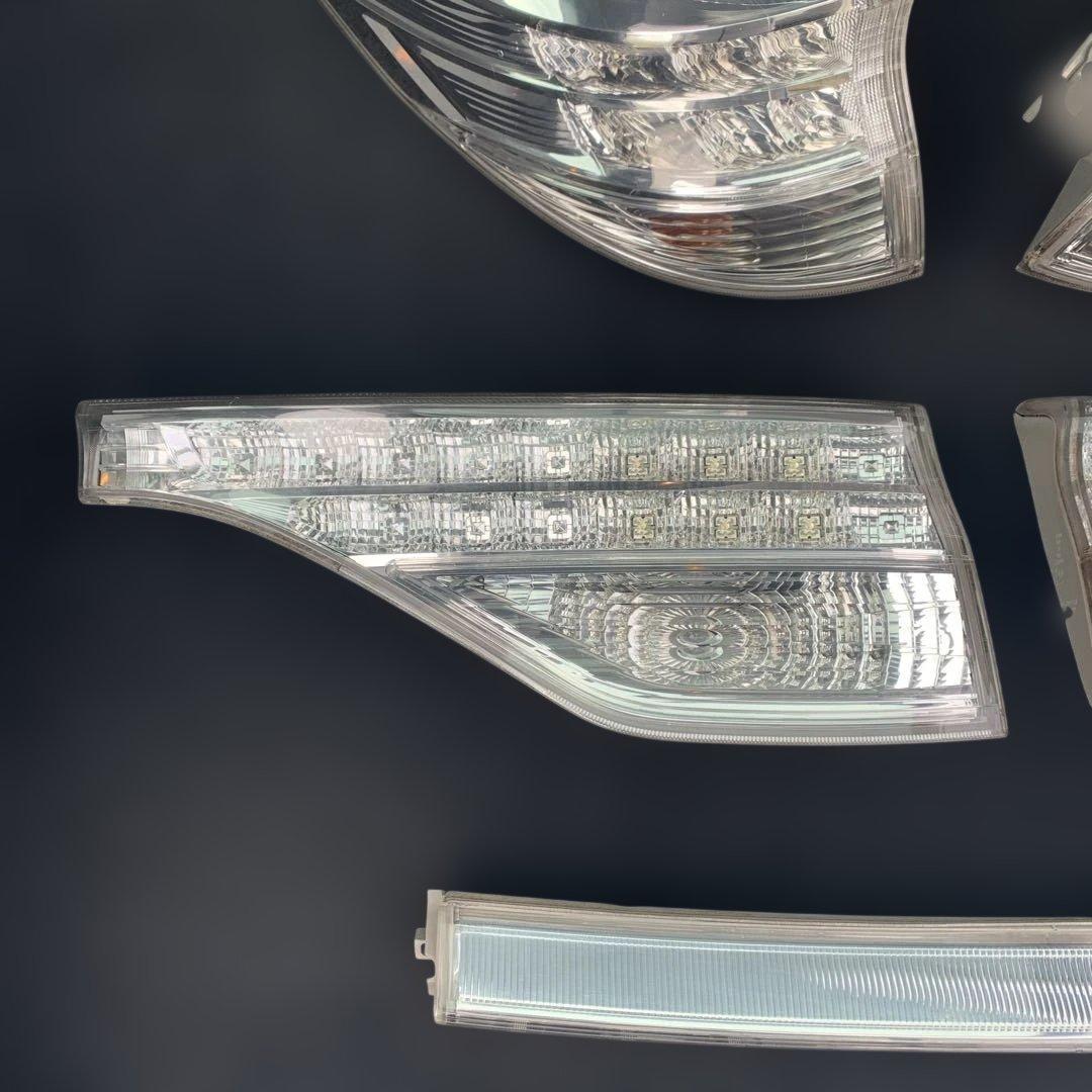 トヨタ　エスティマ　ハイブリッド　AHR20 純正リアテールランプ　中古品