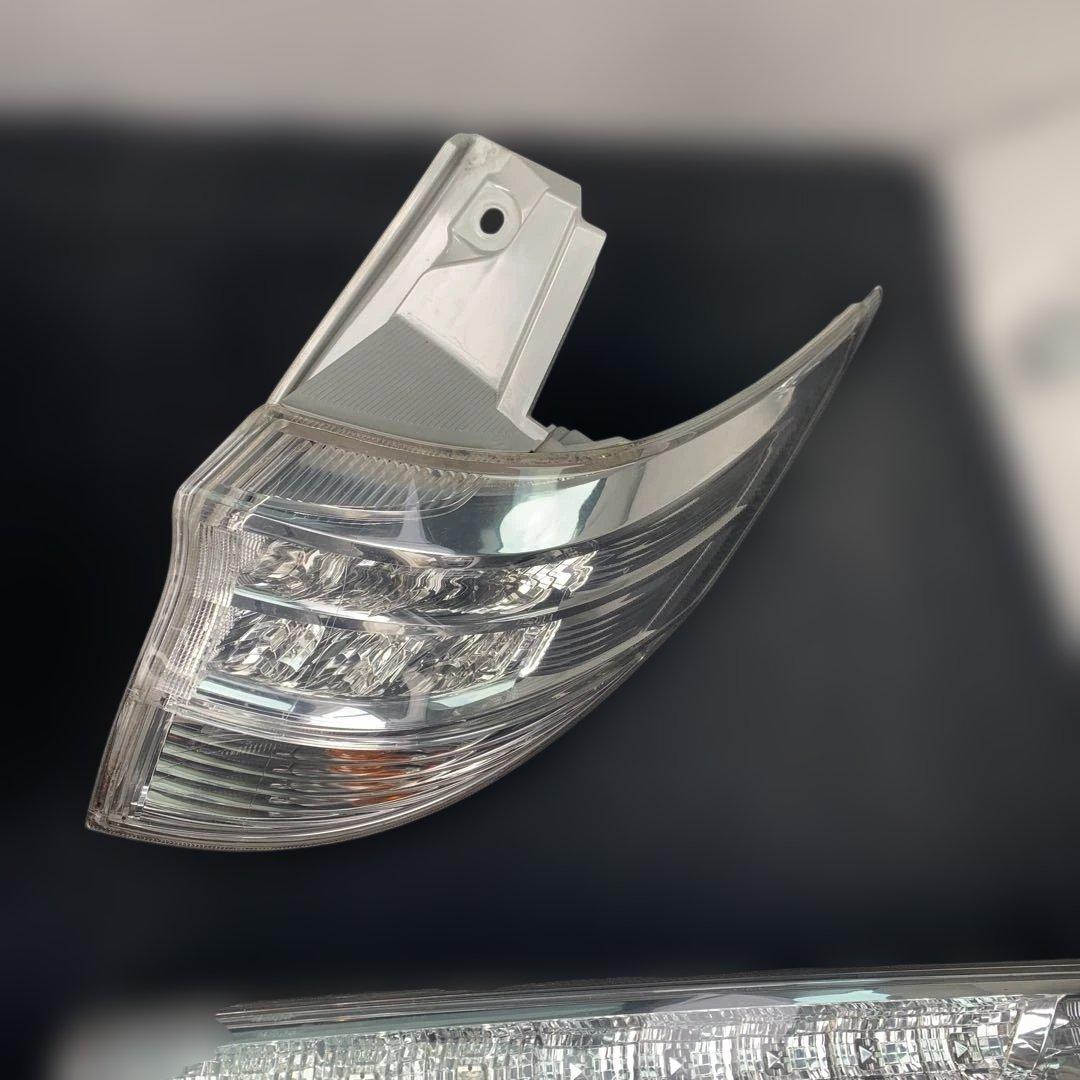 トヨタ　エスティマ　ハイブリッド　AHR20 純正リアテールランプ　中古品