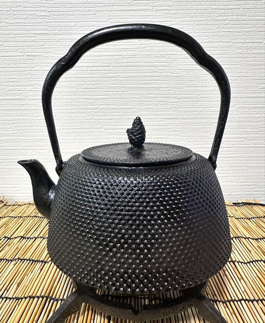 未使用品　南部岩鋳四代目清末作 　真作保証　１８型九重アラレ　南部鉄瓶