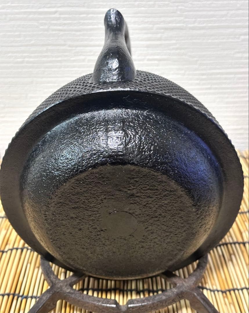 未使用品　南部岩鋳四代目清末作 　真作保証　１８型九重アラレ　南部鉄瓶