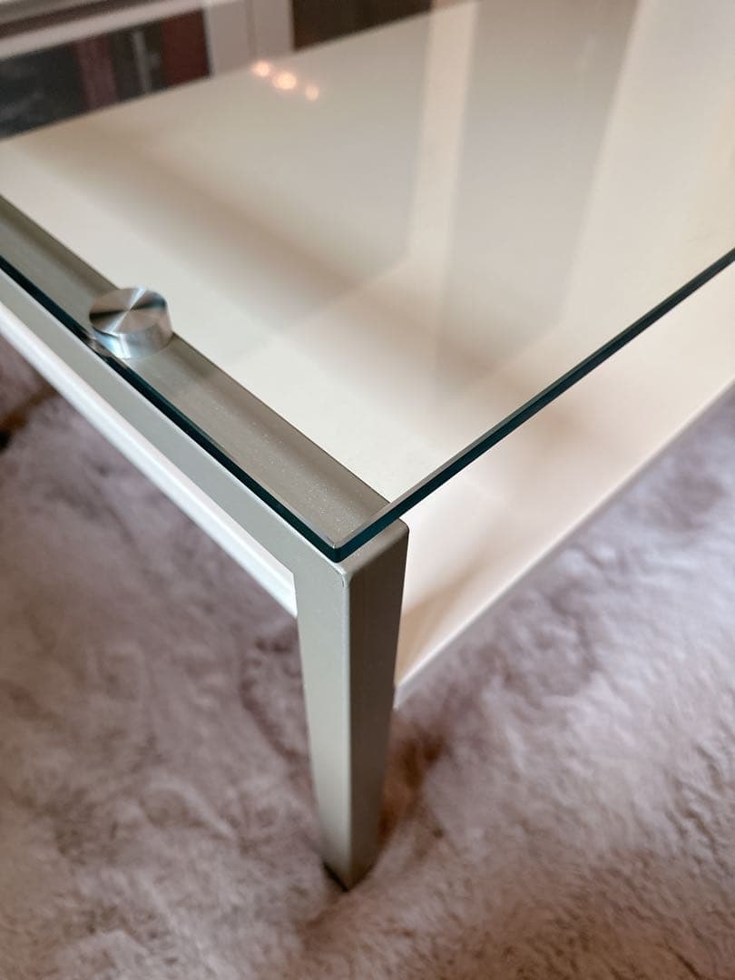 ガラス天板のローテーブル