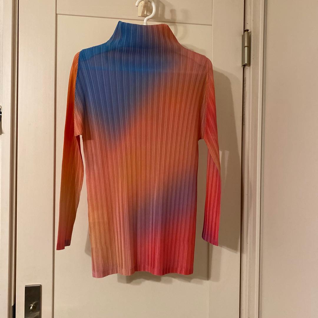 新品タグ付き　プリーツプリーズ　グラデーション長袖トップス　リブプリーツ