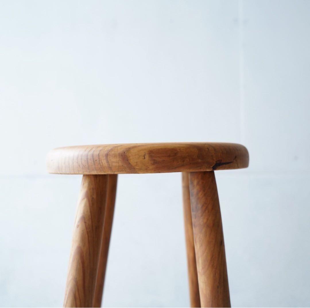 丸座面のスツール