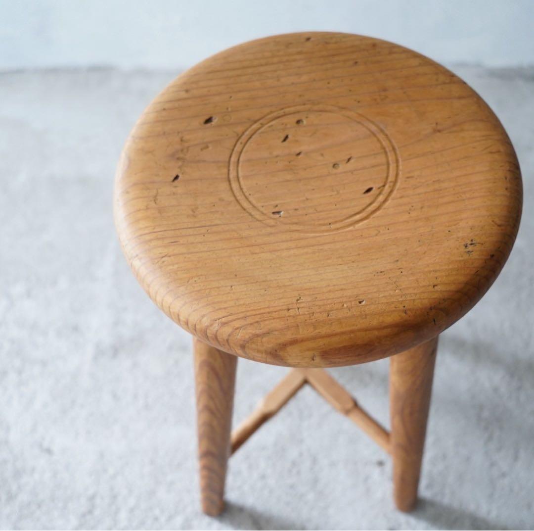 丸座面のスツール