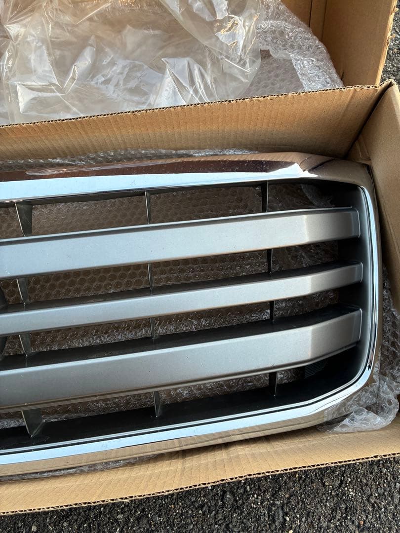 ランドクルーザー100 後期　純正グリル