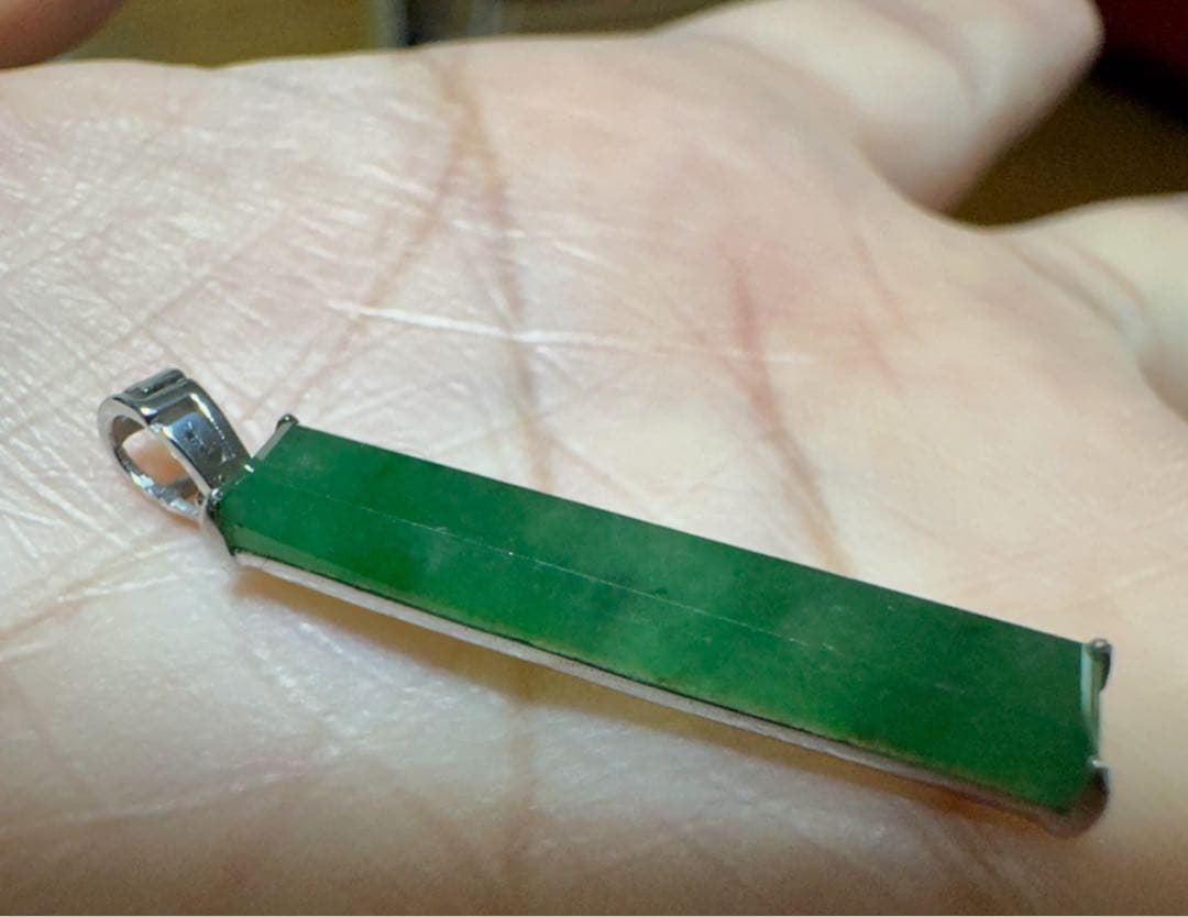 A U750. ホワイト18￼K金ジェダイト翡翠緑色 長方形 ペンダント