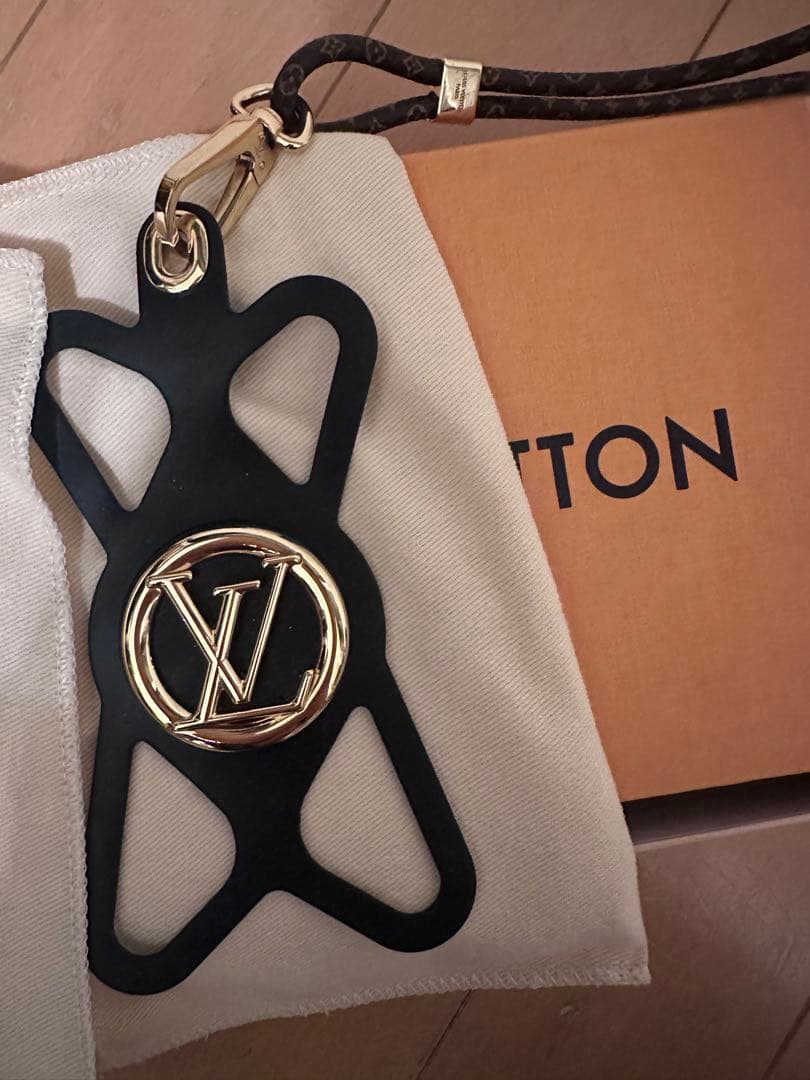 LOUIS VUITTON ストラップ付きアクセサリーBOX付き