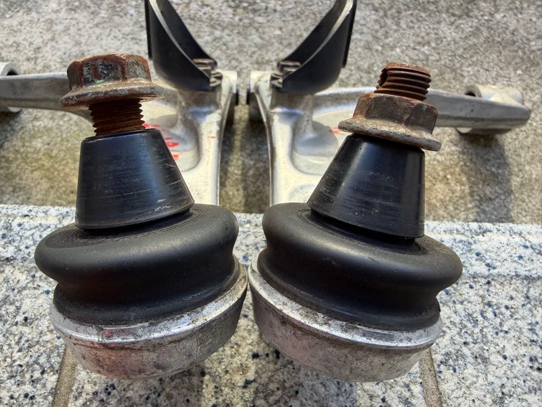 コイキング　V36スカイラインセダン純正リアアルミアーム　左右セット