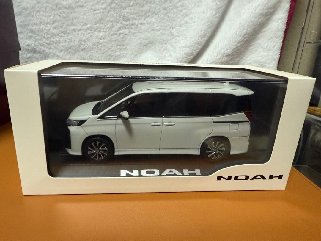 2*3様 トヨタ ノア カラーサンプル