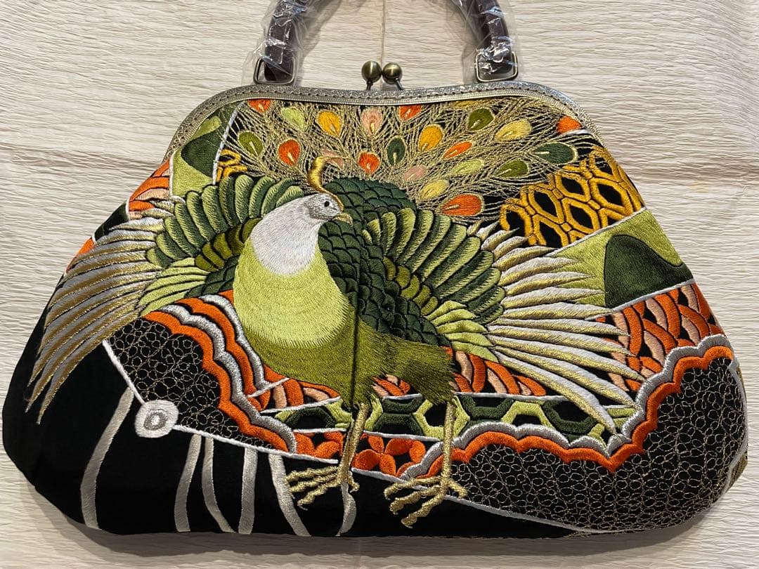 古布リメイクがま口バッグ　留袖　孔雀柄　刺繍