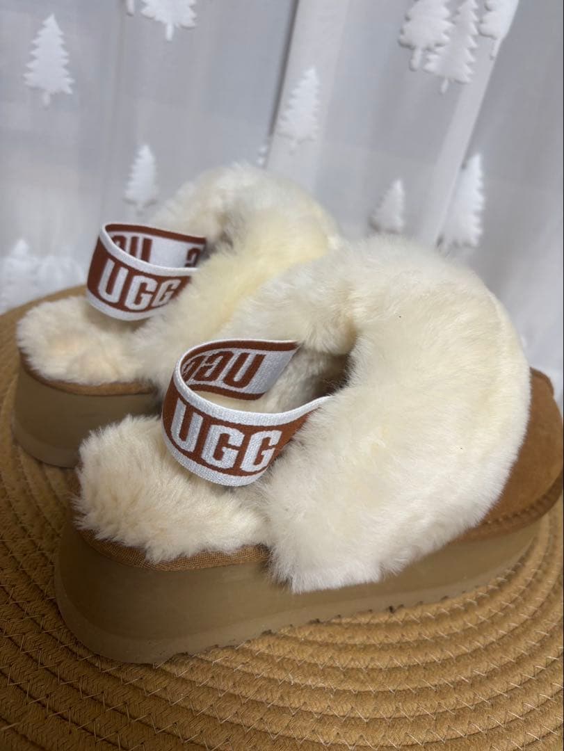 UGG 23.0厚底ベージュ ふわふわスリッパ