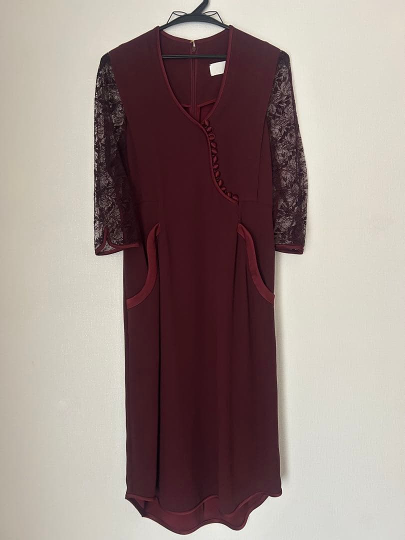mame バーガンディ レース袖 ひざ丈ワンピース