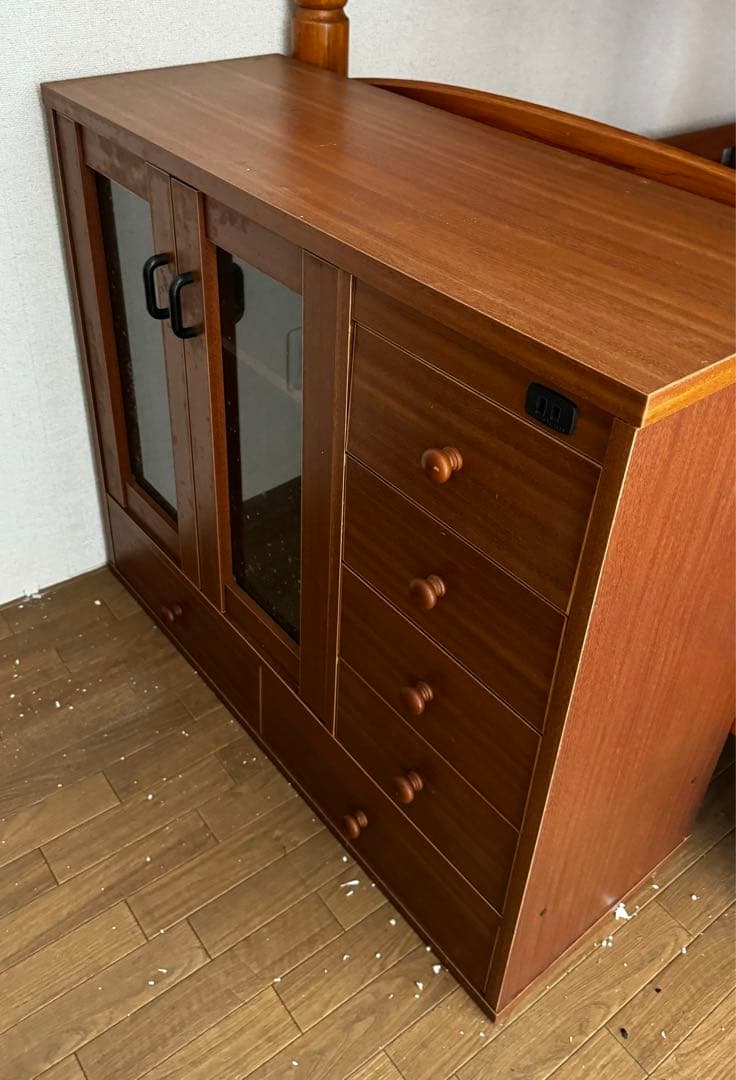 5/23まで　木製ガラス扉引き出し付き収納棚