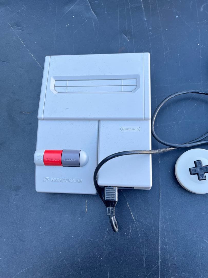 ニューファミコン本体 + コントローラー2つ