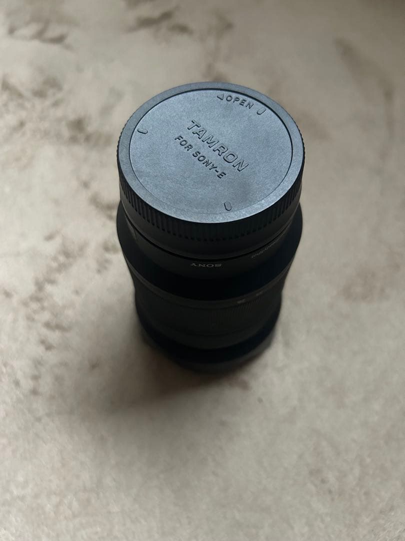 しろくろ　SONY SEL2870 Eマウントレンズ