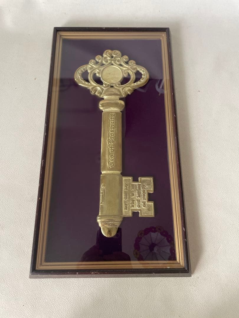 真鍮製 特大サイズ 特大キー 鍵 繁栄の鍵 縁起物 オブジェ 額縁入り 中古品