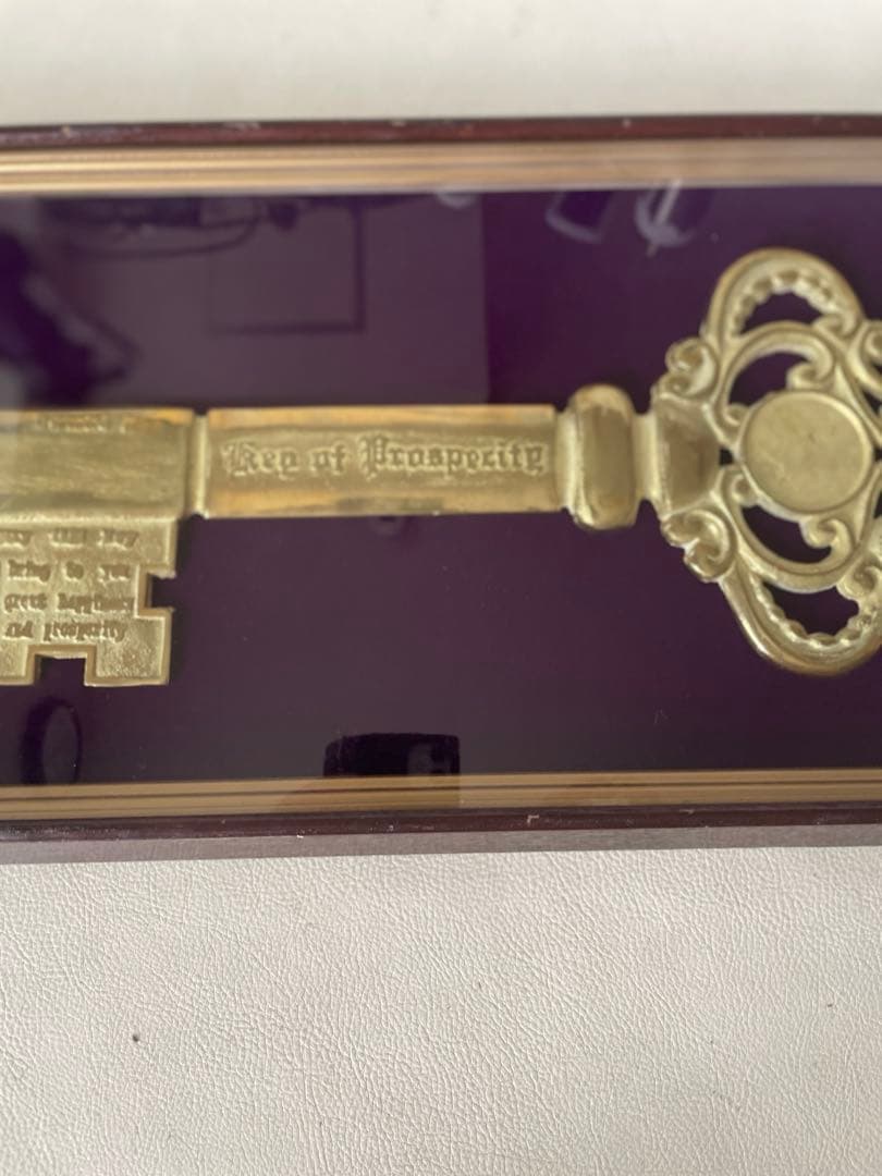 真鍮製 特大サイズ 特大キー 鍵 繁栄の鍵 縁起物 オブジェ 額縁入り 中古品